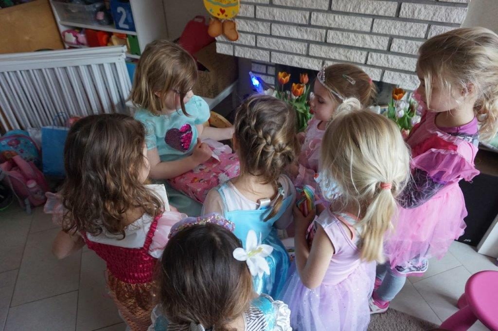 Facet vieren Oppositie prinsessen kinderfeestje thuis geven met gratis downloads