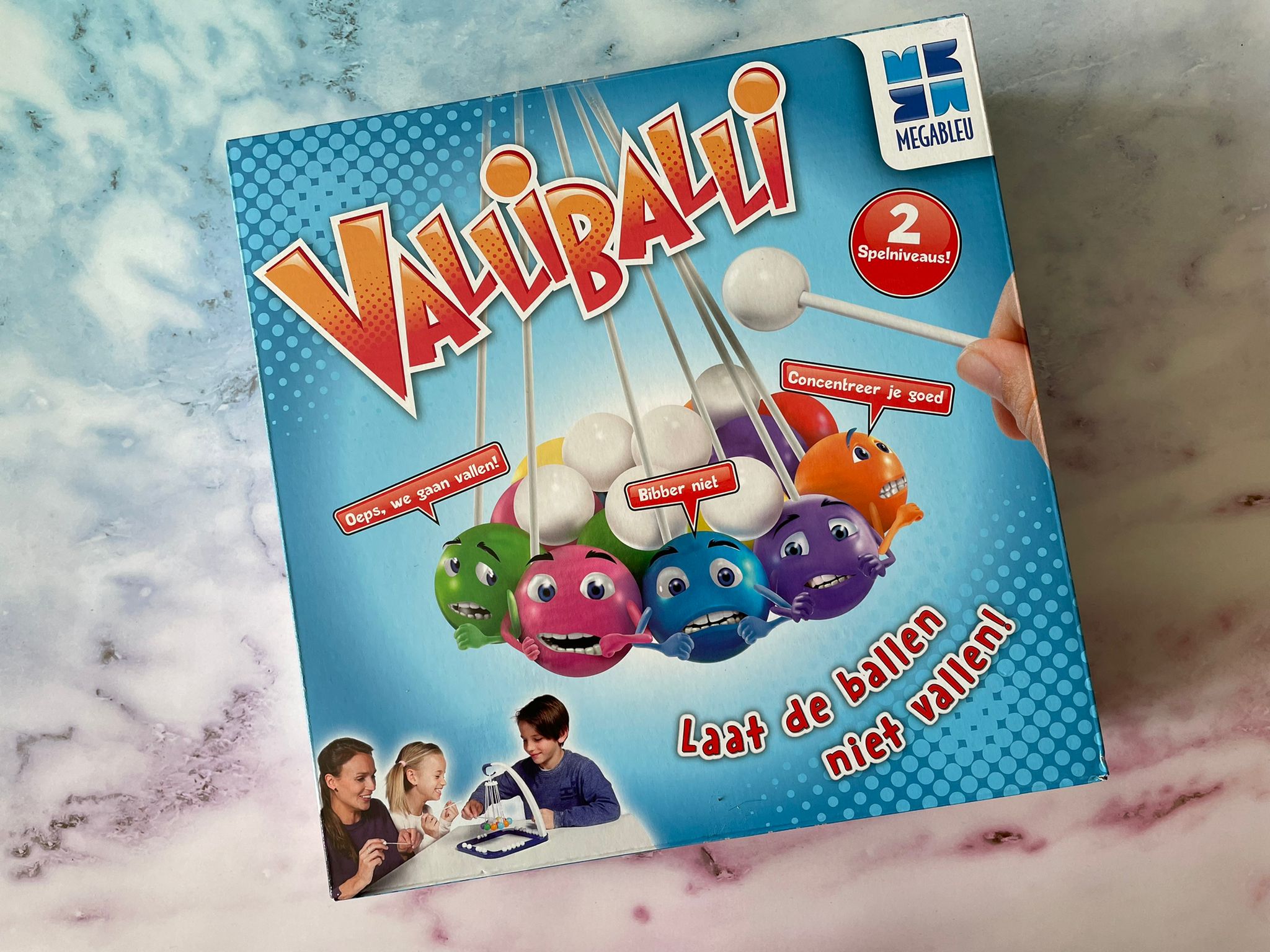 Omgeving lokaal poll Valliballi - een spel met vallende ballen -