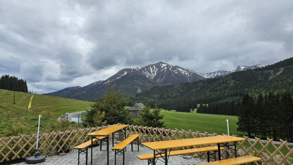 zonnig terras met prachtig uitzicht op de bergen Murtal Oostenrijk