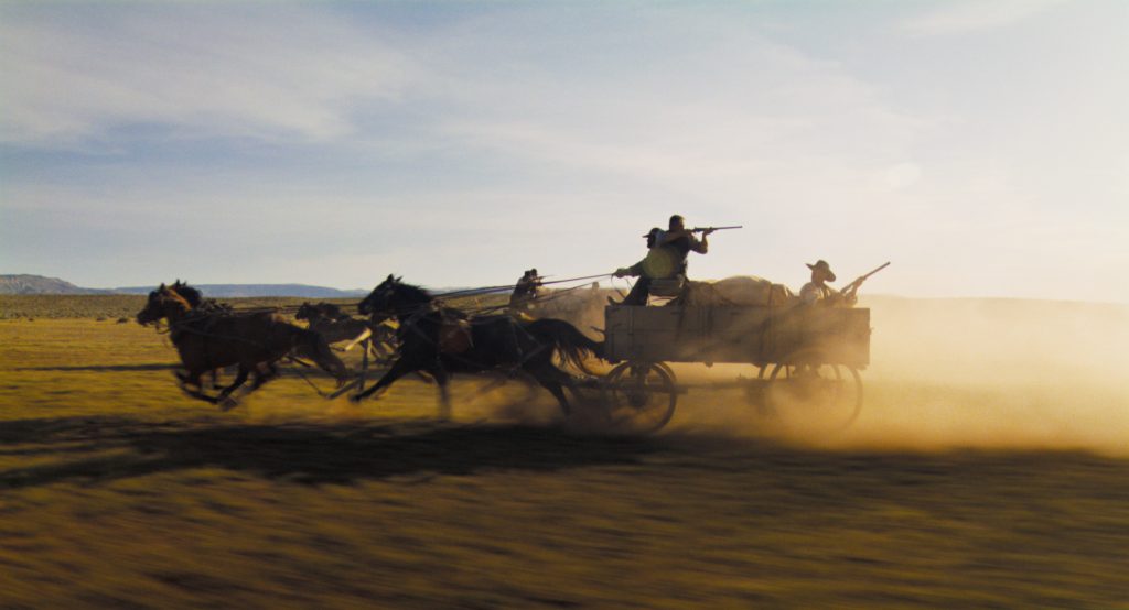 Horizon, An American Saga paarden wagen en mannen met pistolen