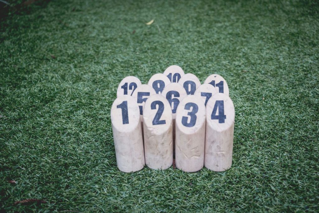 Kubb speeltuin buitenspeelgoed houten staven met cijfers zomeractiviteiten in je eigen achteruin