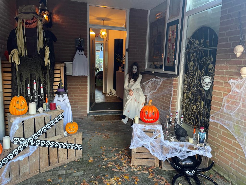 je huis versieren met halloween spook geest eng pompoen skelet