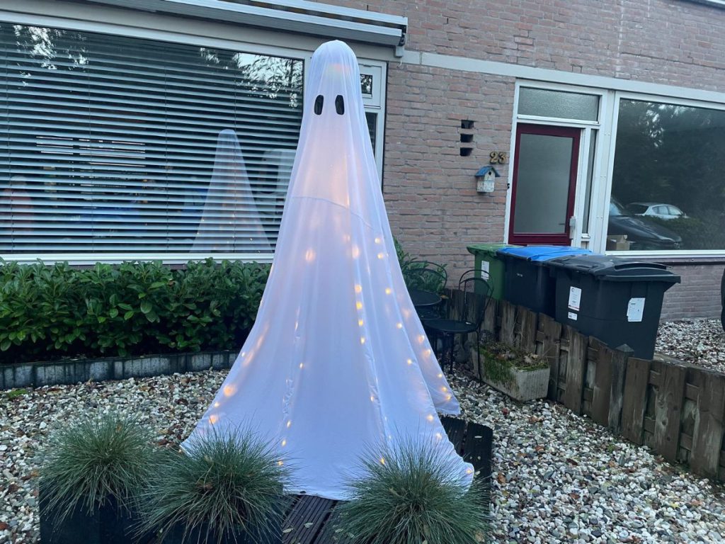 zelfgemaakt spook met verlichting