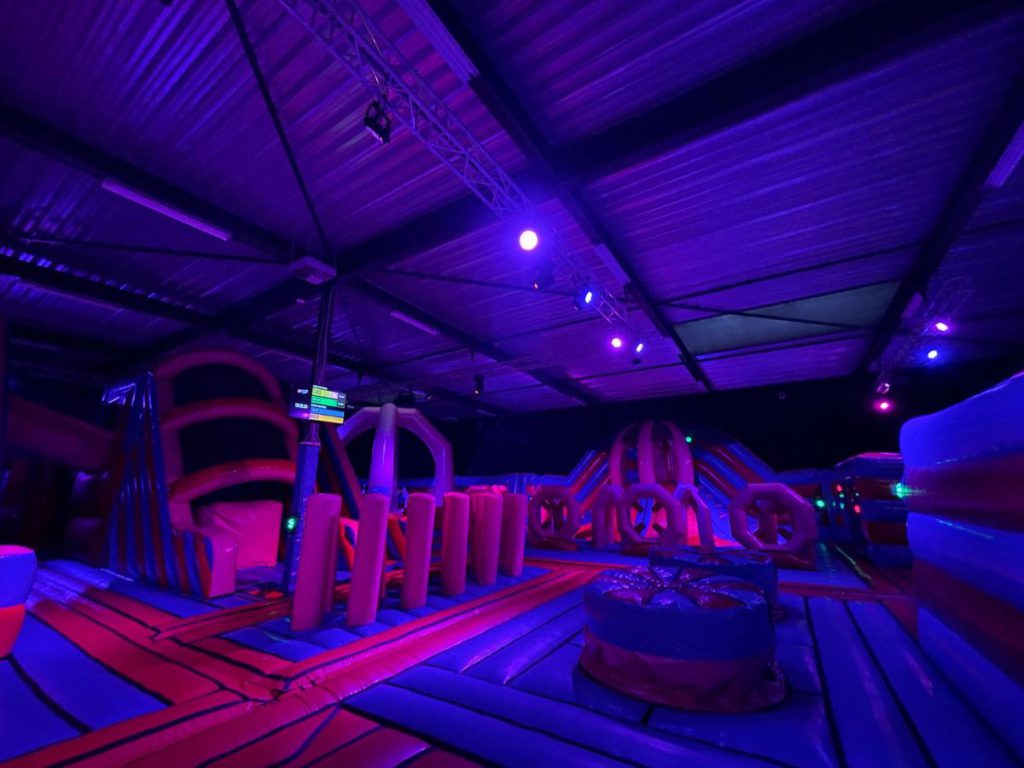 Tienerfeestje Bounce Valley Den Bosch trampoline luchtkussen