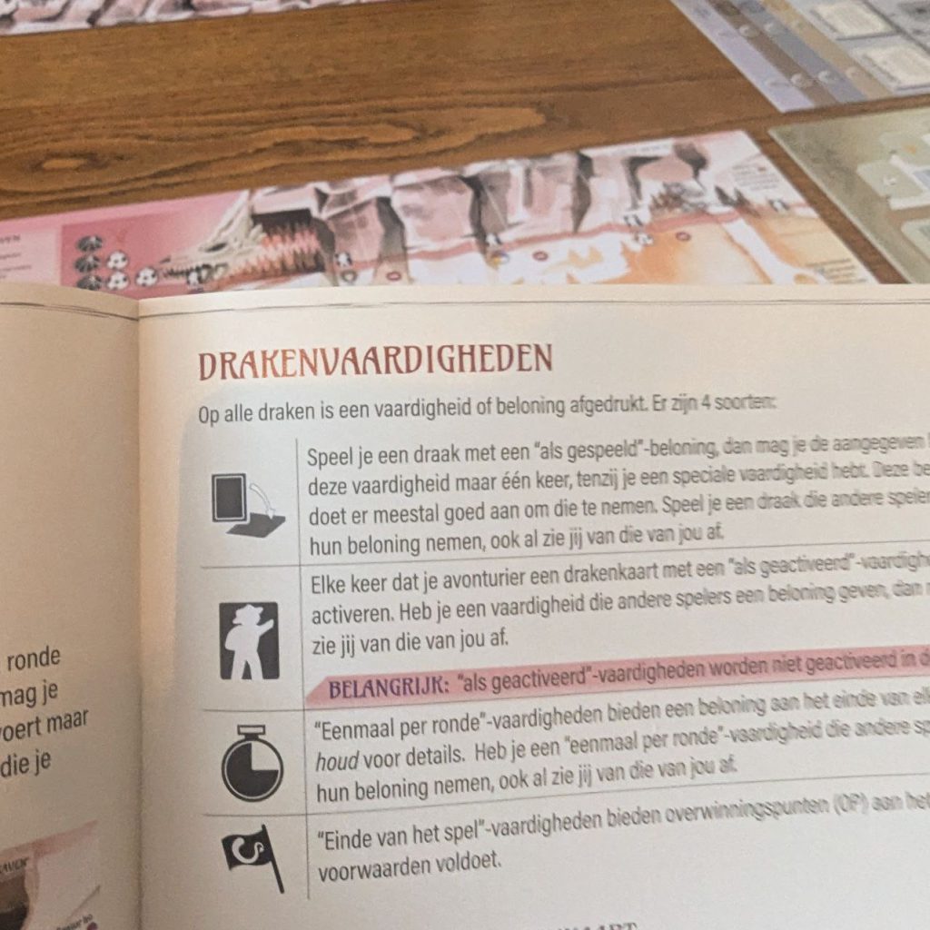 symbolen van drakenvaardigheden Heb je wel eens het populaire Wingspan gespeeld? Wyrmspan is net zo populair en is een zelfde type spel. Alleen, met draken en nét anders.